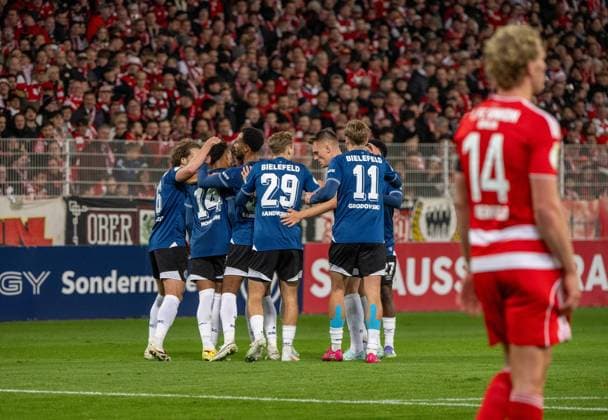 Soccer, Men, Season 2025 2026, DFB Pokal 2 Round , 1 FC Union Berlin Arminia Bielefeld, Arminia cheering after goal to 1 1, right Leopold Querfeld 1 FC Union Berlin , 29 10 2025, Copyright: xMatthiasxKochx