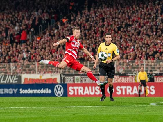 Soccer, Men, Season 2025 2026, DFB Pokal 2 Round , 1 FC Union Berlin DSC Arminia Bielefeld, f l Tim Skarke 1 FC Union Berlin , Referee Harm Osmers, 29 10 2025, Copyright: xSebastianxRäppold MatthiasxKochx