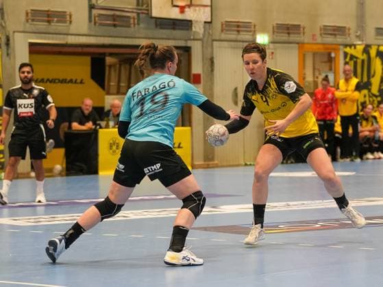 Alina Grijseels Borussia Dortmund, 04 in attack against Luca Farago Thueringer HC, 19 Borussia Dortmund vs Thueringer HC, Handball, 1 Bundesliga Women, Matchday 7, Season 2025 2026, 29 10 2025 Borussia Dortmund vs Thueringer HC, Handball, 1 Bundesliga Women, Matchday 7, Season 2025 2026, 29 10 2025 Dortmund Copyright: xEibner-Pressefoto DamianxKruczynx EP_DKI