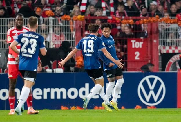 Players of DSC Arminia Bielefeld celebrate the goal to 1 1 GER, 1 FC Union Berlin vs DSC Arminia Bielefeld, Football, DFB Pokal, 2nd round, Season 2025 2026, 29 10 2025 DFL REGULATIONS PROHIBIT ANY USE OF PHOTOGRAPHS AS IMAGE SEQUENCES AND OR QUASI VIDEO GER, 1 FC Union Berlin vs DSC Arminia Bielefeld, Football, DFB Pokal, 2nd round, Season 2025 2026, 29 10 2025 Berlin Copyright: xEibner-Pressefoto ScottxColemanx EP_SCN