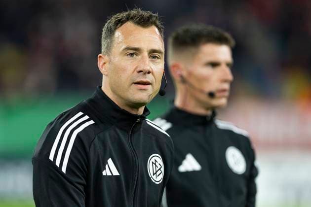 DUESSELDORF, GERMANY - OCTOBER 29: Referee Felix Zwayer before the DFB Pokal match between Fortuna Duesseldorf and SC Freiburg in the second round of DFB Pokal at Merkur-Spiel-Arena on October 29, 2025 in Duesseldorf, Germany. DFL regulations prohibit any use of photographs as image sequences and or quasi-video NRW Deutschland Copyright: xBEAUTIFULxSPORTS Meuselx