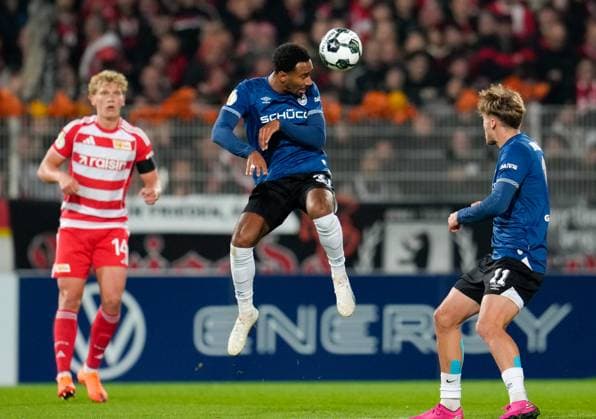Noah Sarenren Bazee DSC Arminia Bielefeld, 37 kicks the ball GER, 1 FC Union Berlin vs DSC Arminia Bielefeld, Football, DFB Pokal, 2 Round, Season 2025 2026, 29 10 2025 DFL REGULATES PROHIBIT ANY USE OF PHOTOGRAPHS AS IMAGE SEQUENCES AND OR QUASI VIDEO GER, 1 FC Union Berlin vs DSC Arminia Bielefeld, Football, DFB Pokal, 2nd round, 2025 2026 season, 29 10 2025 Berlin Copyright: xEibner-Pressefoto ScottxColemanx EP_SCN