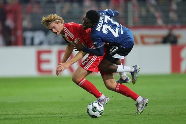 Union Berlin vs Arminia Bielefeld, 29 10 2025 BERLIN, GERMANY OCTOBER 29 Benjamin Boakye Arminia Bielefeld, 27 controls the ball against Tom Rothe 1 FC Union Berlin, 15 , during the DFB Cup DFB Pokal match round 2 between Union Berlin vs Arminia Bielefeld at Stadion an der alten Försterei on October 29, 2025 in Berlin, Germany DFL REGULATIONS PROHIBIT ANY USE OF PHOTOGRAPHS AS IMAGE SEQUENCES AND OR QUASI VIDEO Copyright: xBEAUTIFULxSPORTS Frankex