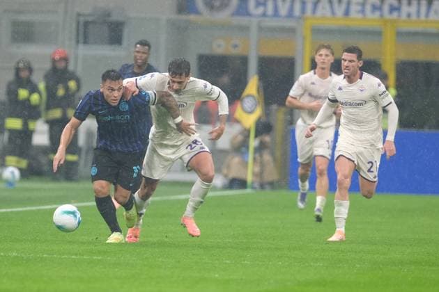 Lautaro Martinez of FC Internazionale and Mattia Viti of ACF Fiorentina during the soccer match between FC Internazionale and ACF Fiorentina, MD9 of Serie A Enilive Italian soccer championship 2025 2026 at Giuseppe Meazza Stadium on October 29, 2025, Milan, Italy.  Copyright: xRobertoxTommasini IPAxSportx xipa-agency.netx xx IPA_67243178 IPA_Agency_IPA67243178