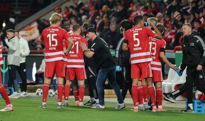 Coach Steffen Baumgart talks to players Sports Soccer Football DFB Pokal 2 Round Men Season 2025 2026 29 10 2025 1 FC Union Berlin FCU vs DSC Arminia Bielefeld DFL regulations prohibit any use of photographs as image sequences and or quasi video