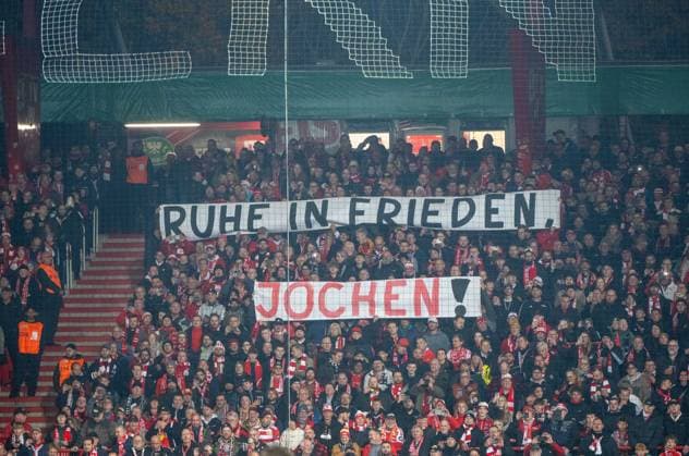 Soccer, Men, Season 2025 2026, DFB Cup 2 Round , 1 FC Union Berlin Arminia Bielefeld, Fans of 1 FC Union, Mourning for Hans Joachim Jochen Lesching Member of the Supervisory Board and Honorary Member of the Club , 29 10 2025, Copyright: xMatthiasxKochx