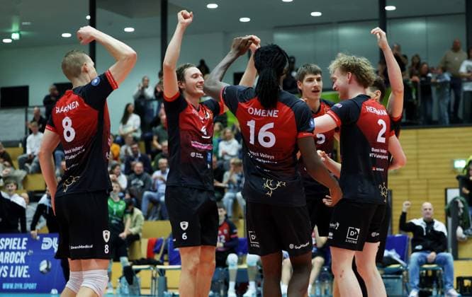 BAU 29 10 2025 Ludwigsburg Volleyball Barock Volleys MTV Ludwigsburg vs ASV Dachau, f l Tomi Saarinen, Ben Simon Bonin, Nyherowo Omene LB , Jan Huber, Philipp Herrmann LB cheering