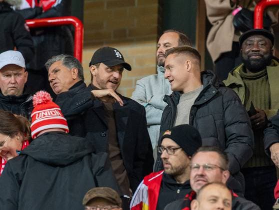 Soccer, men, 2025 2026 season, DFB Cup 2nd round, 1 FC Union Berlin DSC Arminia Bielefeld, from l Tommi Schmitt author, podcaster, presenter and former Union player Felix Kroos in the stands, 29 10 2025, Copyright: xSebastianxRäppold MatthiasxKochx
