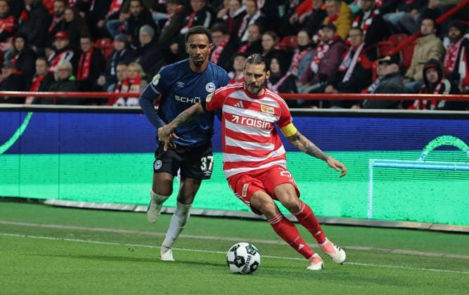 Noah Sarenren Bazee, Christopher Trimmel on the ball duel Match scene Action Sport Soccer Football DFB Pokal 2 Round Men Season 2025 2026 29 10 2025 1 FC Union Berlin FCU vs DSC Arminia Bielefeld DFL regulations prohibit any use of photographs as image sequences and or quasi video