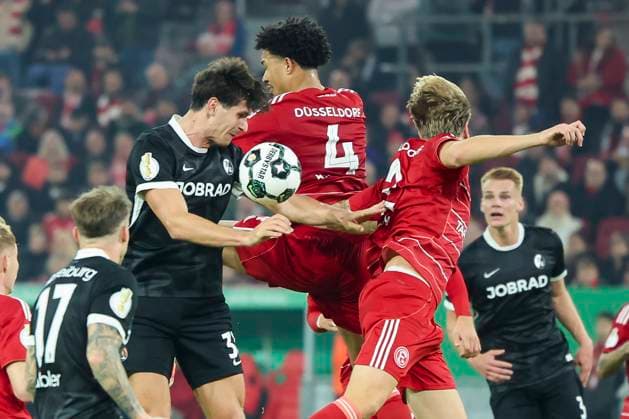 Igor Matanovic (SC Freiburg), Kenneth Schmidt (Fortuna Duesseldorf) und Tim Breithaupt (Fortuna Duesseldorf) kaempfen um den Ball, DFB-Pokal, Fortuna Duesseldorf v SC Freiburg, Merkur Spiel Arena am 29. October 2025 in Duesseldorf, Deutschland. (Foto von Marco Steinbrenner DeFodi Images) Igor Matanovic (SC Freiburg), Kenneth Schmidt (Fortuna Duesseldorf) und Tim Breithaupt (Fortuna Duesseldorf) battle for the ball, DFB-Pokal, Fortuna Duesseldorf v SC Freiburg, Merkur Spiel Arena, October 29, 2025 in Duesseldorf, Germany. (Photo by Marco Steinbrenner DeFodi Images) DFB DFL REGULATIONS PROHIBIT ANY USE OF PHOTOGRAPHS AS IMAGE SEQUENCES AND OR QUASI-VIDEO. Igor Matanovic SC Freiburg , Kenneth Schmidt Fortuna Duesseldorf and Tim Breithaupt Fortuna Duesseldorf battle for the ball, DFB Pokal, Fortuna Duesseldorf v SC Freiburg, Merkur Spiel Arena on October 29, 2025 in Duesseldorf, Germany Photo by Marco Steinbrenner DeFodi Images Igor Matanovic SC Freiburg , Kenneth Schmidt Fortuna Duesseldorf and Tim Breithaupt Fortuna Duesseldorf battle for the ball, DFB Pokal, Fortuna Duesseldorf v SC Freiburg, Merkur Spiel Arena, October 29, 2025 in Duesseldorf, Germany Photo by Marco Steinbrenner DeFodi Images DFB DFL REGULATIONS PROHIBIT ANY USE OF PHOTOGRAPHS AS IMAGE SEQUENCES AND OR QUASI VIDEO