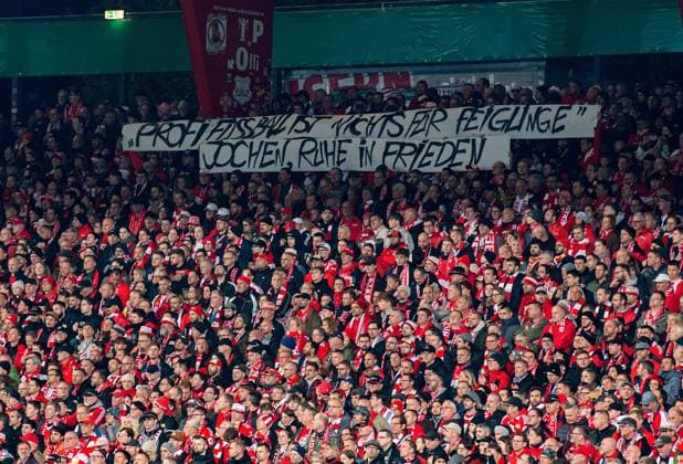 Soccer, Men, Season 2025 2026, DFB Pokal 2 Round , 1 FC Union Berlin DSC Arminia Bielefeld, before kick-off the recently deceased Hans Joachim Lesching is remembered, 29 10 2025, Copyright: xSebastianxRäppold MatthiasxKochx