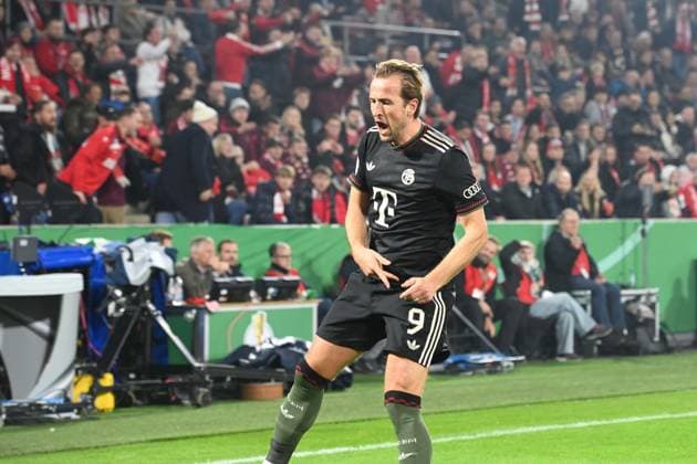 Harry KANE M cheers after his goal 1 2, Jubel, jubeln, Freude, cheers, Fußball, DFB Pokal, 2 Hauptrunde, 1 FC Koeln FC Bayern Muenchen am 29 10 2025 im Rhein Energie Stadion Koeln Deutschland DFL regulations prohibit any use of photographs as image sequences and or quasi video Â