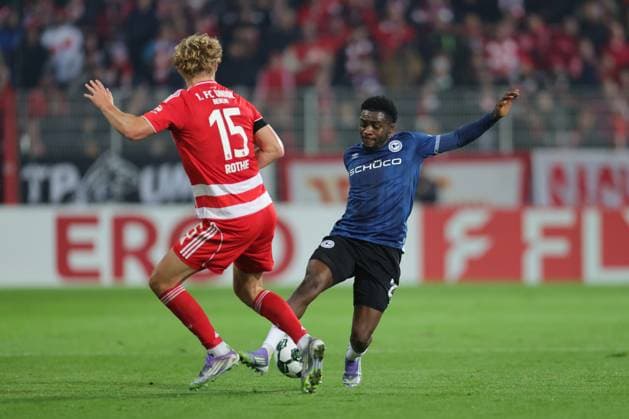 Union Berlin vs Arminia Bielefeld, 29 10 2025 BERLIN, GERMANY OCTOBER 29 Benjamin Boakye Arminia Bielefeld, 27 controls the ball against Tom Rothe 1 FC Union Berlin, 15 , during the DFB Cup DFB Pokal match round 2 between Union Berlin vs Arminia Bielefeld at Stadion an der alten Försterei on October 29, 2025 in Berlin, Germany DFL REGULATIONS PROHIBIT ANY USE OF PHOTOGRAPHS AS IMAGE SEQUENCES AND OR QUASI VIDEO Copyright: xBEAUTIFULxSPORTS Frankex