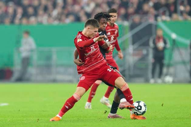 Danny Schmidt (Fortuna Duesseldorf) und Johan Manzambi (SC Freiburg) kaempfen um den Ball, DFB-Pokal, Fortuna Duesseldorf v SC Freiburg, Merkur Spiel Arena am 29. October 2025 in Duesseldorf, Deutschland. (Foto von Marco Steinbrenner DeFodi Images) Danny Schmidt (Fortuna Duesseldorf) und Johan Manzambi (SC Freiburg) battle for the ball, DFB-Pokal, Fortuna Duesseldorf v SC Freiburg, Merkur Spiel Arena, October 29, 2025 in Duesseldorf, Germany. (Photo by Marco Steinbrenner DeFodi Images) DFB DFL REGULATIONS PROHIBIT ANY USE OF PHOTOGRAPHS AS IMAGE SEQUENCES AND OR QUASI-VIDEO. Danny Schmidt Fortuna Duesseldorf and Johan Manzambi SC Freiburg battle for the ball, DFB Pokal, Fortuna Duesseldorf v SC Freiburg, Merkur Spiel Arena, October 29, 2025 in Duesseldorf, Germany Photo by Marco Steinbrenner DeFodi Images Danny Schmidt Fortuna Duesseldorf and Johan Manzambi SC Freiburg battle for the ball, DFB Pokal, Fortuna Duesseldorf v SC Freiburg, Merkur Spiel Arena, October 29, 2025 in Duesseldorf, Germany Photo by Marco Steinbrenner DeFodi Images DFB DFL REGULATIONS PROHIBIT ANY USE OF PHOTOGRAPHS AS IMAGE SEQUENCES AND OR QUASI VIDEO