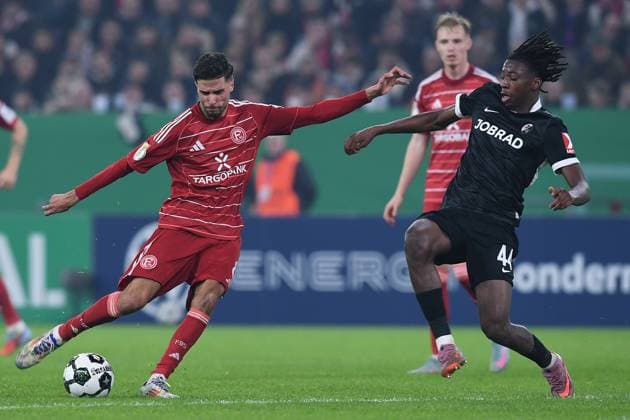 Soccer DFB Cup 2nd round Fortuna Düsseldorf SC Freiburg on 29 10 2025 at Merkur Spiel Arena in Düsseldorf Anouar El Azzouzi Düsseldorf , left Johan Manzambi Freiburg , right DFB regulations prohibit any use of photographs as image sequences and or quasi video xRx