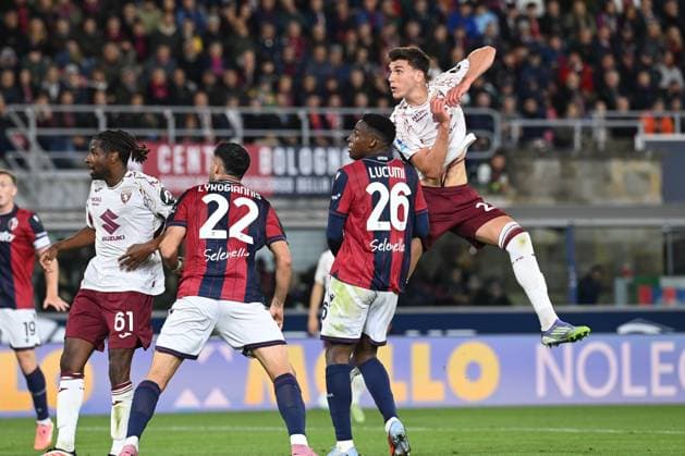 Casadei Cesare (Torino Fc) head kick during Bologna FC vs Torino FC, Italian soccer Serie A match in Bologna, Italy, October 29 2025  Copyright: xGianlucaxRicci IPAxSportx xipa-agency.netx xx IPA_67243752 IPA_Agency_IPA67243752