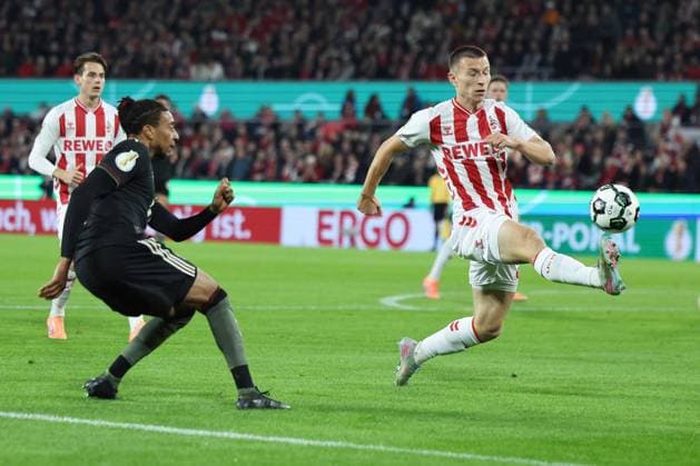 GER, DFB Pokal, 2 Runde, 1 FC Koeln vs FC Bayern Muenchen 29 10 2025, Rheinenergiestadion, , Koeln, GER, DFB Pokal, 2 Runde, 1 FC Koeln vs FC Bayern Muenchen, im Bild Marius Bülter Buelter FC Koeln 30 , im Zweikampf gegen Michael Olise Bayern Muenchen 17 , nordphotoxGmbHx xMeuter nph00351