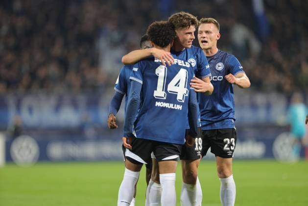 Union Berlin vs Arminia Bielefeld, 29 10 2025 BERLIN, GERMANY OCTOBER 29 goal, celebration, cheering Monju Momuluh Arminia Bielefeld, 14 celebrates scoring the 1 1 goal with his teammates Maximilian Großer Arminia Bielefeld, 19 and Leon Schneider Arminia Bielefeld, 23 , during the DFB Cup DFB Pokal match round 2 between Union Berlin vs Arminia Bielefeld at Stadion an der alten Försterei on October 29, 2025 in Berlin, Germany DFL REGULATIONS PROHIBIT ANY USE OF PHOTOGRAPHS AS IMAGE SEQUENCES AND OR QUASI VIDEO Copyright: xBEAUTIFULxSPORTS Frankex