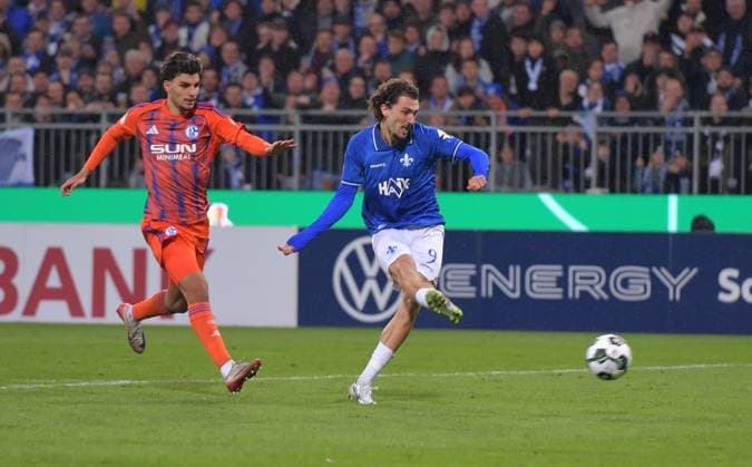 29 10 2025, xblx, Fußball DFB Pokal 2 Runde, SV Darmstadt 98 FC Schalke 04 v l Fraser Hornby SV Darmstadt 98 , Goal scored, Tor zum 3 0 DFL DFB REGULATIONS PROHIBIT ANY USE OF PHOTOGRAPHS as IMAGE SEQUENCES and or QUASI VIDEO Darmstadt