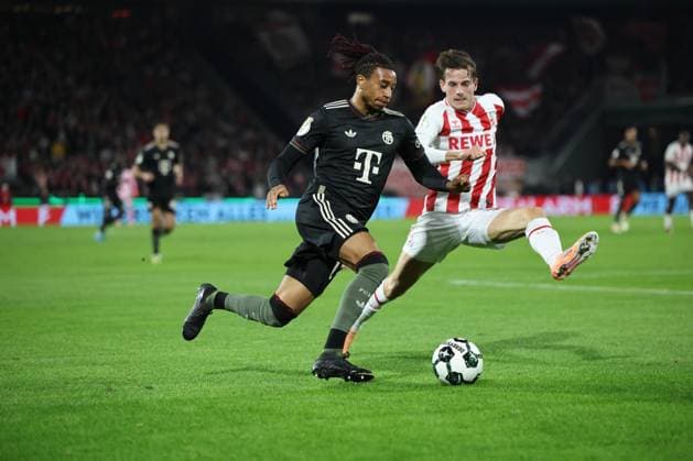 GER, DFB Pokal, 2 Runde, 1 FC Koeln vs FC Bayern Muenchen 29 10 2025, Rheinenergiestadion, , Koeln, GER, DFB Pokal, 2 Runde, 1 FC Koeln vs FC Bayern Muenchen, im Bild Jakub Kaminski FC Koeln 16 , im Zweikampf gegen Michael Olise Bayern Muenchen 17 , nordphotoxGmbHx xMeuter nph00351