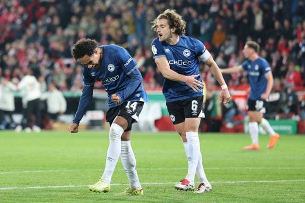 Union Berlin vs Arminia Bielefeld, 29 10 2025 BERLIN, GERMANY OCTOBER 29 goal, celebration, cheering Monju Momuluh Arminia Bielefeld, 14 celebrates scoring the 1 1 goal with his teammate Sam Schreck Arminia Bielefeld, 8 , during the DFB Cup DFB Pokal match round 2 between Union Berlin vs Arminia Bielefeld at Stadion an der alten Försterei on October 29, 2025 in Berlin, Germany DFL REGULATIONS PROHIBIT ANY USE OF PHOTOGRAPHS AS IMAGE SEQUENCES AND OR QUASI VIDEO Copyright: xBEAUTIFULxSPORTS Frankex