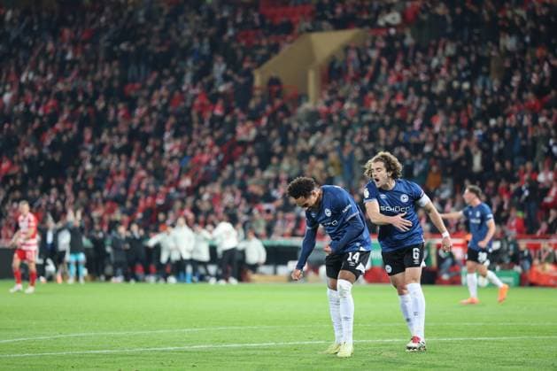 Union Berlin vs Arminia Bielefeld, 29 10 2025 BERLIN, GERMANY OCTOBER 29 goal, celebration, cheering Monju Momuluh Arminia Bielefeld, 14 celebrates scoring the 1 1 goal with his teammate Sam Schreck Arminia Bielefeld, 8 , during the DFB Cup DFB Pokal match round 2 between Union Berlin vs Arminia Bielefeld at Stadion an der alten Försterei on October 29, 2025 in Berlin, Germany DFL REGULATIONS PROHIBIT ANY USE OF PHOTOGRAPHS AS IMAGE SEQUENCES AND OR QUASI VIDEO Copyright: xBEAUTIFULxSPORTS Frankex