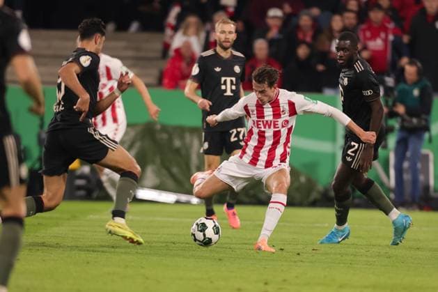 Jakub Kaminski KOE on the ball next to Dayot Upamecano FCB, R , Cologne, Germany, 29 10 2025, DFB Pokal, 1 FC Köln FC Bayern München DFL REGULATIONS PROHIBIT ANY USE OF PHOTOGRAPHS AS IMAGE SEQUENCES AND OR QUASI VIDEO