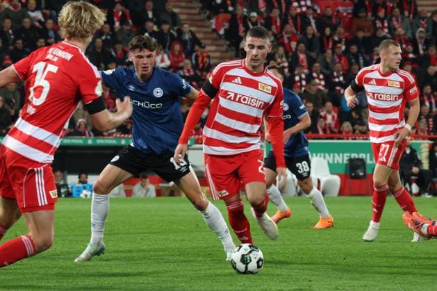 DEU, DFB POkal, 1 FC Union vs Bielefeld, 29 10 2025, Stadion Alte Foersterei, Berlin, DEU, DFB POkal, 1 FC Union vs Bielefeld, im Bild Andrej Ilic 1 FC Union Berlin 23 , Leo Oppermann Arminia Bielefeld 18 DFL regulations prohibit any use of Photographs as image sequences and or quasi video nordphotoxGmbHx xEngler nph00076