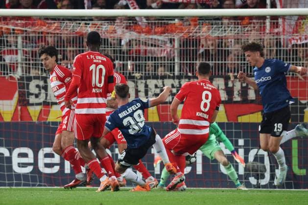 DEU, DFB POkal, 1 FC Union vs Bielefeld, 29 10 2025, Stadion Alte Foersterei, Berlin, DEU, DFB POkal, 1 FC Union vs Bielefeld, im Bild Rani Khedira 1 FC Union Berlin 8 , Diogo Leite 1 FC Union Berlin 4 , Ilyas Ansah 1 FC Union Berlin 10 , ANDRE BECKER Arminia Bielefeld 39 , Maximilian Grosser Arminia Bielefeld 19 DFL regulations prohibit any use of Photographs as image sequences and or quasi video nordphotoxGmbHx xEngler nph00076