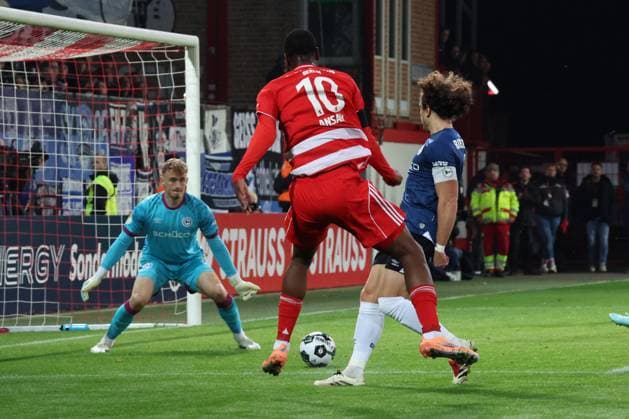 DEU, DFB POkal, 1 FC Union vs Bielefeld, 29 10 2025, Stadion Alte Foersterei, Berlin, DEU, DFB POkal, 1 FC Union vs Bielefeld, im Bild Ilyas Ansah 1 FC Union Berlin 10 , Jonas Kersken Arminia Bielefeld 1 , MAEL CORBOZ Arminia Bielefeld 6 DFL regulations prohibit any use of Photographs as image sequences and or quasi video nordphotoxGmbHx xEngler nph00076