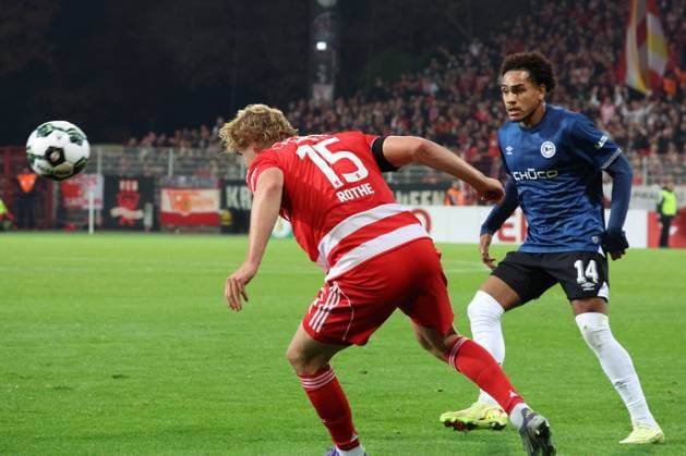 DEU, DFB POkal, 1 FC Union vs Bielefeld, 29 10 2025, Stadion Alte Foersterei, Berlin, DEU, DFB POkal, 1 FC Union vs Bielefeld, im Bild Tom Rothe 1 FC Union Berlin 15 , Monja Momuluh Arminia Bielefeld 14 DFL regulations prohibit any use of Photographs as image sequences and or quasi video nordphotoxGmbHx xEngler nph00076