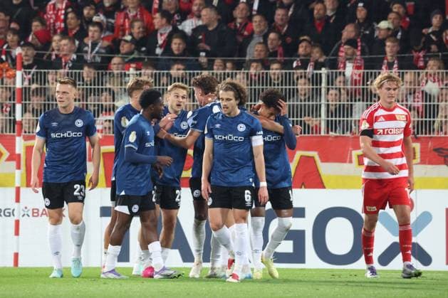 DEU, DFB POkal, 1 FC Union vs Bielefeld, 29 10 2025, Stadion Alte Foersterei, Berlin, DEU, DFB POkal, 1 FC Union vs Bielefeld, im Bild 1 1 durch Monja Momuluh Arminia Bielefeld 14 , Bielefelder Spielerkreis, Tom Rothe 1 FC Union Berlin 15 DFL regulations prohibit any use of Photographs as image sequences and or quasi video nordphotoxGmbHx xEngler nph00076