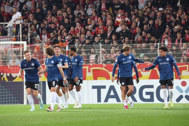 DEU, DFB POkal, 1 FC Union vs Bielefeld, 29 10 2025, Stadion Alte Foersterei, Berlin, DEU, DFB POkal, 1 FC Union vs Bielefeld, im Bild 1 1 durch Monja Momuluh Arminia Bielefeld 14 , Bielefelder Spielerkreis, DFL regulations prohibit any use of Photographs as image sequences and or quasi video nordphotoxGmbHx xEngler nph00076