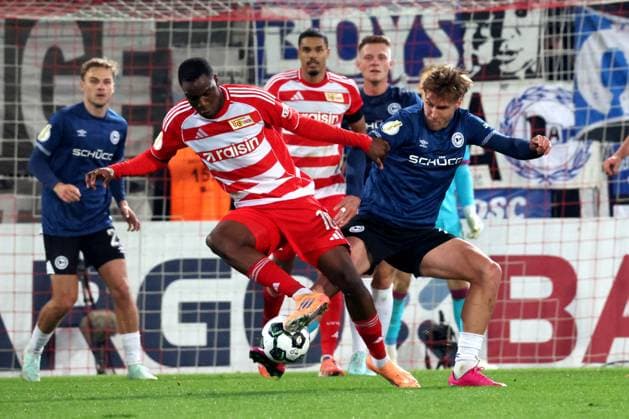DEU, DFB POkal, 1 FC Union vs Bielefeld, 29 10 2025, Stadion Alte Foersterei, Berlin, DEU, DFB POkal, 1 FC Union vs Bielefeld, im Bild Ilyas Ansah 1 FC Union Berlin 10 , JOEL GRODOWSKI Arminia Bielefeld 11 DFL regulations prohibit any use of Photographs as image sequences and or quasi video nordphotoxGmbHx xEngler nph00076