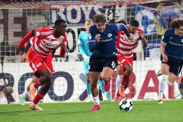 DEU, DFB POkal, 1 FC Union vs Bielefeld, 29 10 2025, Stadion Alte Foersterei, Berlin, DEU, DFB POkal, 1 FC Union vs Bielefeld, im Bild Ilyas Ansah 1 FC Union Berlin 10 , JOEL GRODOWSKI Arminia Bielefeld 11 DFL regulations prohibit any use of Photographs as image sequences and or quasi video nordphotoxGmbHx xEngler nph00076