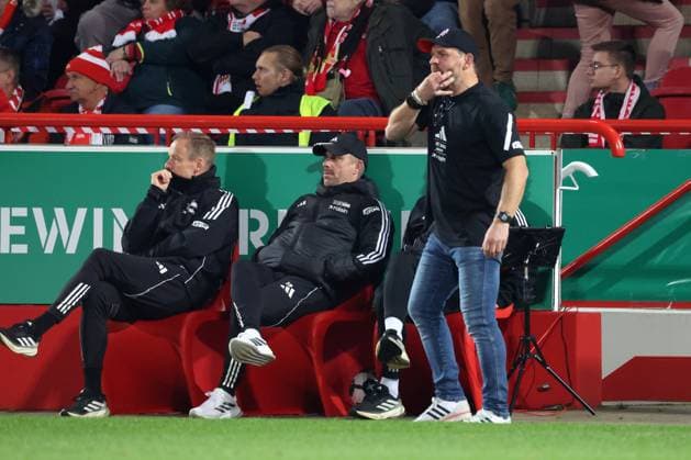 DEU, DFB POkal, 1 FC Union vs Bielefeld, 29 10 2025, Stadion Alte Foersterei, Berlin, DEU, DFB POkal, 1 FC Union vs Bielefeld, im Bild Cheftrainer Head Coach Steffen Baumgart 1 FC Union Berlin , Unioner Trainerbank DFL regulations prohibit any use of Photographs as image sequences and or quasi video nordphotoxGmbHx xEngler nph00076