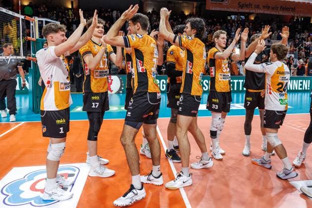 29 10 25, Berlin, Volleyball 1 Bundesliga, Men, Matchday 3, BR Volleys SV Warnemuende, Max Schmeling Halle The team applauds after the match BR Volleys SV Warnemuende