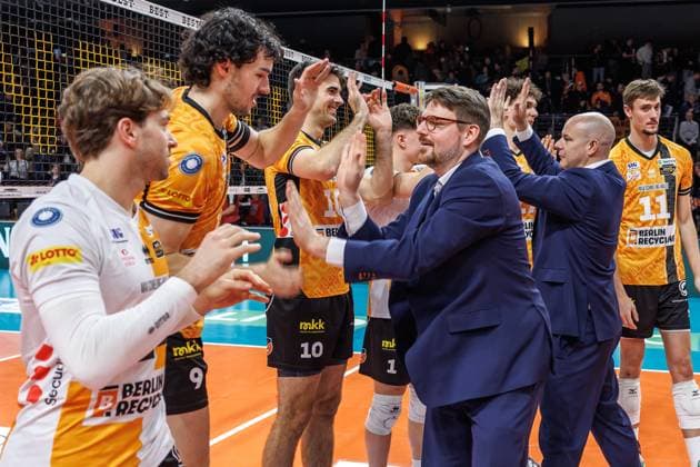 29 10 25, Berlin, Volleyball 1 Bundesliga, Men, Matchday 3, BR Volleys SV Warnemuende, Max Schmeling Halle Co-coach Markus Steuerwald of the Berlin Volleys and coach Joel Banks of the Berlin Volleys applaud the players BR Volleys SV Warnemuende