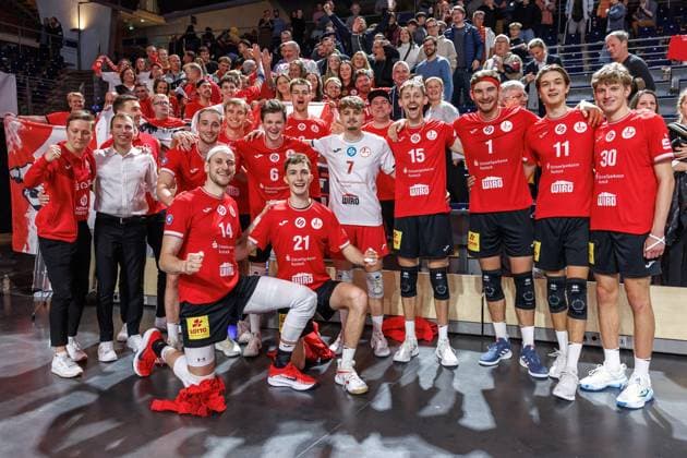 29 10 25, Berlin, Volleyball 1 Bundesliga, Men, Matchday 3, BR Volleys SV Warnemuende, Max Schmeling Halle Team photo of SV Warnemuende after the match BR Volleys SV Warnemuende