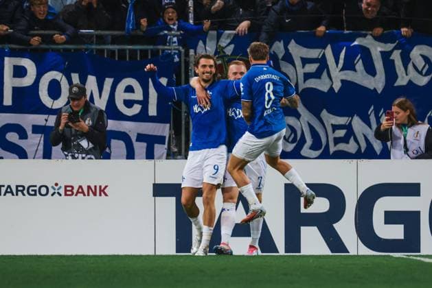 29 10 2025, xhettx, Fußball DFB Pokal 2 Runde, SV Darmstadt 98 FC Schalke 04 v l jubel über das 3 0 durch Fraser Hornby SV Darmstadt 98, 9 DFL DFB REGULATIONS PROHIBIT ANY USE OF PHOTOGRAPHS as IMAGE SEQUENCES and or QUASI VIDEO Darmstadt