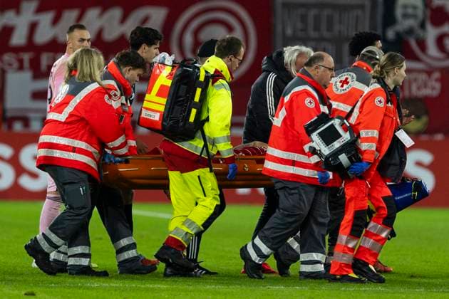 DFB Pokal, Fortuna Duesseldorf vs SC Freiburg, 29 10 2025 DUESSELDORF, GERMANY OCTOBER 29 Matthias Zimmermann Fortuna Duesseldorf, 25 has to be carried from the pitch during the DFB Pokal match between Fortuna Duesseldorf and SC Freiburg in the second round of DFB Pokal at Merkur Spiel Arena on October 29, 2025 in Duesseldorf, Germany DFL regulations prohibit any use of photographs as image sequences and or quasi video Copyright: xBEAUTIFULxSPORTS Meuselx