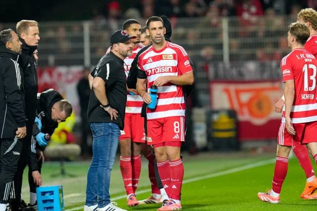 Steffen Baumgart 1 FC Union Berlin, Head Coach talks to Rani Khedira 1 FC Union Berlin, 8 GER, 1 FC Union Berlin vs DSC Arminia Bielefeld, Football, DFB Pokal, 2 Round, Season 2025 2026, 29 10 2025 DFL REGULATES PROHIBIT ANY USE OF PHOTOGRAPHS AS IMAGE SEQUENCES AND OR QUASI VIDEO GER, 1 FC Union Berlin vs DSC Arminia Bielefeld, Football, DFB Pokal, 2nd round, 2025 2026 season, 29 10 2025 Berlin Copyright: xEibner-Pressefoto ScottxColemanx EP_SCN