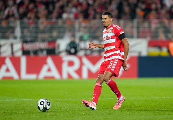 Danilho Doekhi 1 FC Union Berlin, 5 plays a pass GER, 1 FC Union Berlin vs DSC Arminia Bielefeld, Football, DFB Pokal, 2nd round, Season 2025 2026, 29 10 2025 DFL REGULATIONS PROHIBIT ANY USE OF PHOTOGRAPHS AS IMAGE SEQUENCES AND OR QUASI VIDEO GER, 1 FC Union Berlin vs DSC Arminia Bielefeld, Football, DFB Pokal, 2nd round, Season 2025 2026, 29 10 2025 Berlin Copyright: xEibner-Pressefoto ScottxColemanx EP_SCN