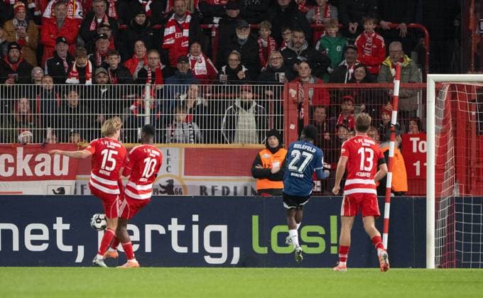 Soccer, Men, Season 2025 2026, DFB Pokal 2 Round , 1 FC Union Berlin Arminia Bielefeld, f l Tom Rothe 1 FC Union Berlin , Ilyas Ansah 1 FC Union obstruct each other during a chance, Benjamin Boakye Arminia Bielefeld , Andras Schäfer 1 FC Union , 29 10 2025, Copyright: xMatthiasxKochx