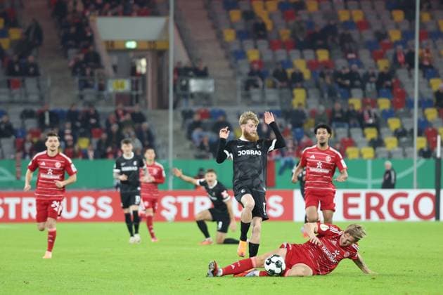 29 10 2025, xrekx, Fußball DFB Pokal 2 Runde, Fortuna Duesseldorf SC Freiburg v l Niklas Beste SC Freiburg Jesper Daland Fortuna Duesseldorf Zweikampf, Aktion, action, battle for the ball DFL DFB REGULATIONS PROHIBIT ANY USE OF PHOTOGRAPHS as IMAGE SEQUENCES and or QUASI VIDEO Duesseldorf