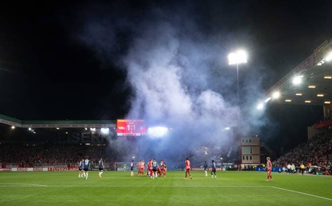 Soccer, Men, Season 2025 2026, DFB Pokal 2 Round , 1 FC Union Berlin Arminia Bielefeld, Bielefeld fans set off fireworks, 29 10 2025, Copyright: xMatthiasxKochx