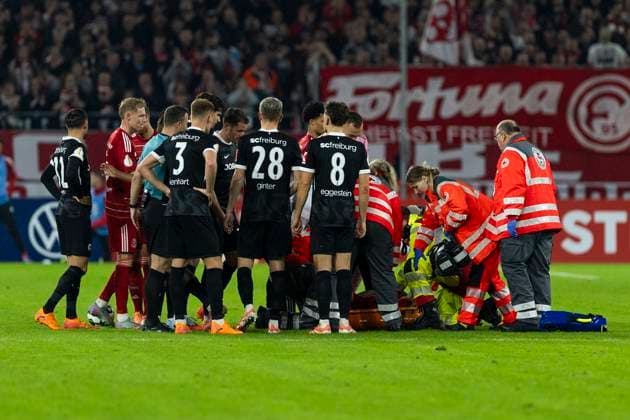 DUESSELDORF, GERMANY - OCTOBER 29: Medical treatment for Matthias Zimmermann (Fortuna Duesseldorf, 25) during the DFB Pokal match between Fortuna Duesseldorf and SC Freiburg in the second round of DFB Pokal at Merkur-Spiel-Arena on October 29, 2025 in Duesseldorf, Germany. DFL regulations prohibit any use of photographs as image sequences and or quasi-video NRW Deutschland Copyright: xBEAUTIFULxSPORTS Meuselx