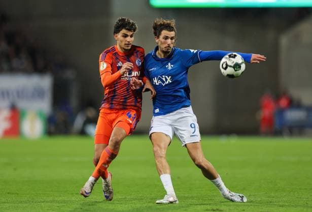 29 10 2025, xdcx, Fußball DFB Pokal 2 Runde, SV Darmstadt 98 FC Schalke 04, emonline, emspor, despor, v l , Mertcan Ayhan FC Schalke 04 , Fraser Hornby SV Darmstadt 98 DFL DFB REGULATIONS PROHIBIT ANY USE OF PHOTOGRAPHS AS IMAGE SEQUENCES AND OR QUASI VIDEO Copyright: HMBxMedia Claus