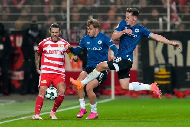 Christopher Trimmel 1 FC Union Berlin, 28 gene Joel Grodowski DSC Arminia Bielefeld, 11 and Marius Woerl DSC Arminia Bielefeld, 38 GER, 1 FC Union Berlin vs DSC Arminia Bielefeld, Football, DFB Pokal, 2 Round, Season 2025 2026, 29 10 2025 DFL REGULATES PROHIBIT ANY USE OF PHOTOGRAPHS AS IMAGE SEQUENCES AND OR QUASI VIDEO GER, 1 FC Union Berlin vs DSC Arminia Bielefeld, Football, DFB Pokal, 2nd round, 2025 2026 season, 29 10 2025 Berlin Copyright: xEibner-Pressefoto ScottxColemanx EP_SCN