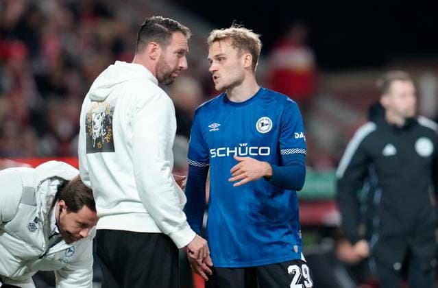 Frank Krampe DSC Arminia Bielefeld, Head Coach talks to Justin Lukas DSC Arminia Bielefeld, 29 GER, 1 FC Union Berlin vs DSC Arminia Bielefeld, Football, DFB Pokal, 2 Round, Season 2025 2026, 29 10 2025 DFL REGULATES PROHIBIT ANY USE OF PHOTOGRAPHS AS IMAGE SEQUENCES AND OR QUASI VIDEO GER, 1 FC Union Berlin vs DSC Arminia Bielefeld, Football, DFB Pokal, 2nd round, 2025 2026 season, 29 10 2025 Berlin Copyright: xEibner-Pressefoto ScottxColemanx EP_SCN
